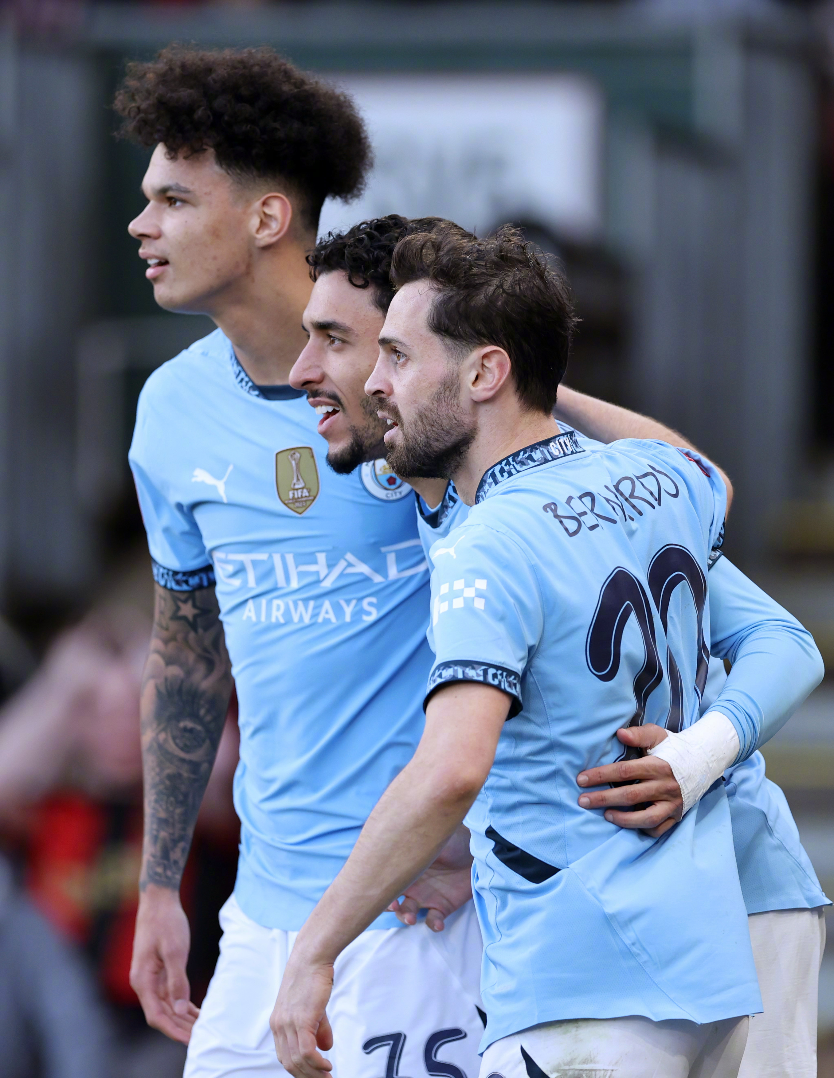 英格兰完胜拜仁，本泽马关键制胜的简单介绍