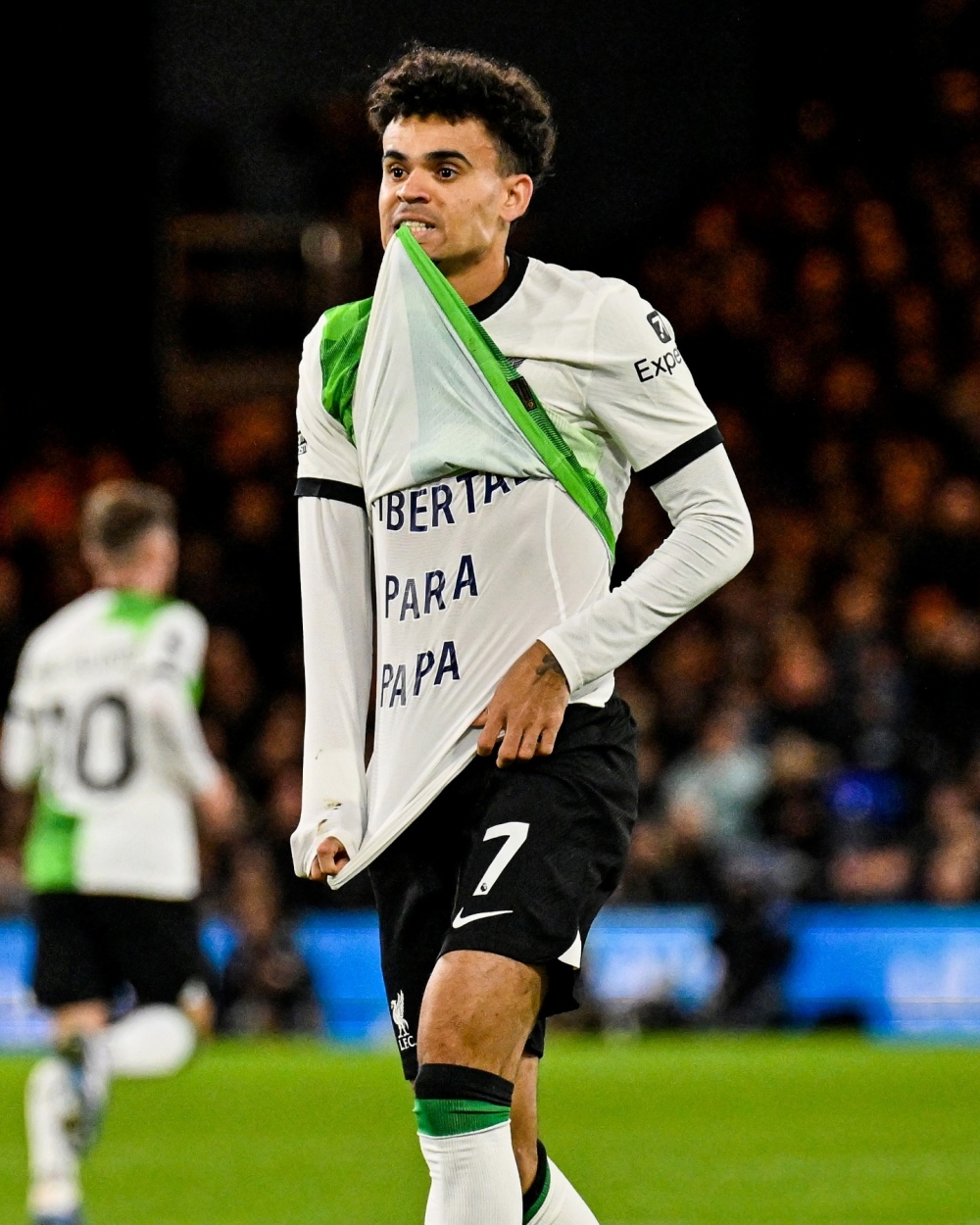 关于勒沃库森强势曼城，乔瓦尼·雷纳完成帽子戏法的信息