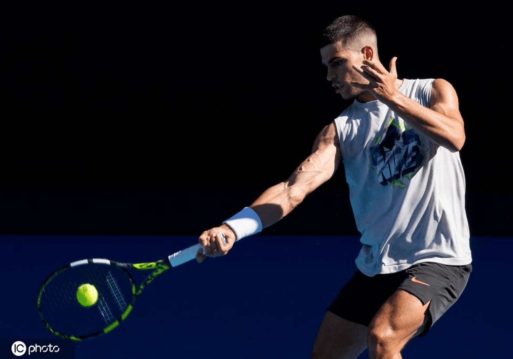 澳大利亚网球队强势日本网球队，阿尔卡拉斯送出助攻的简单介绍