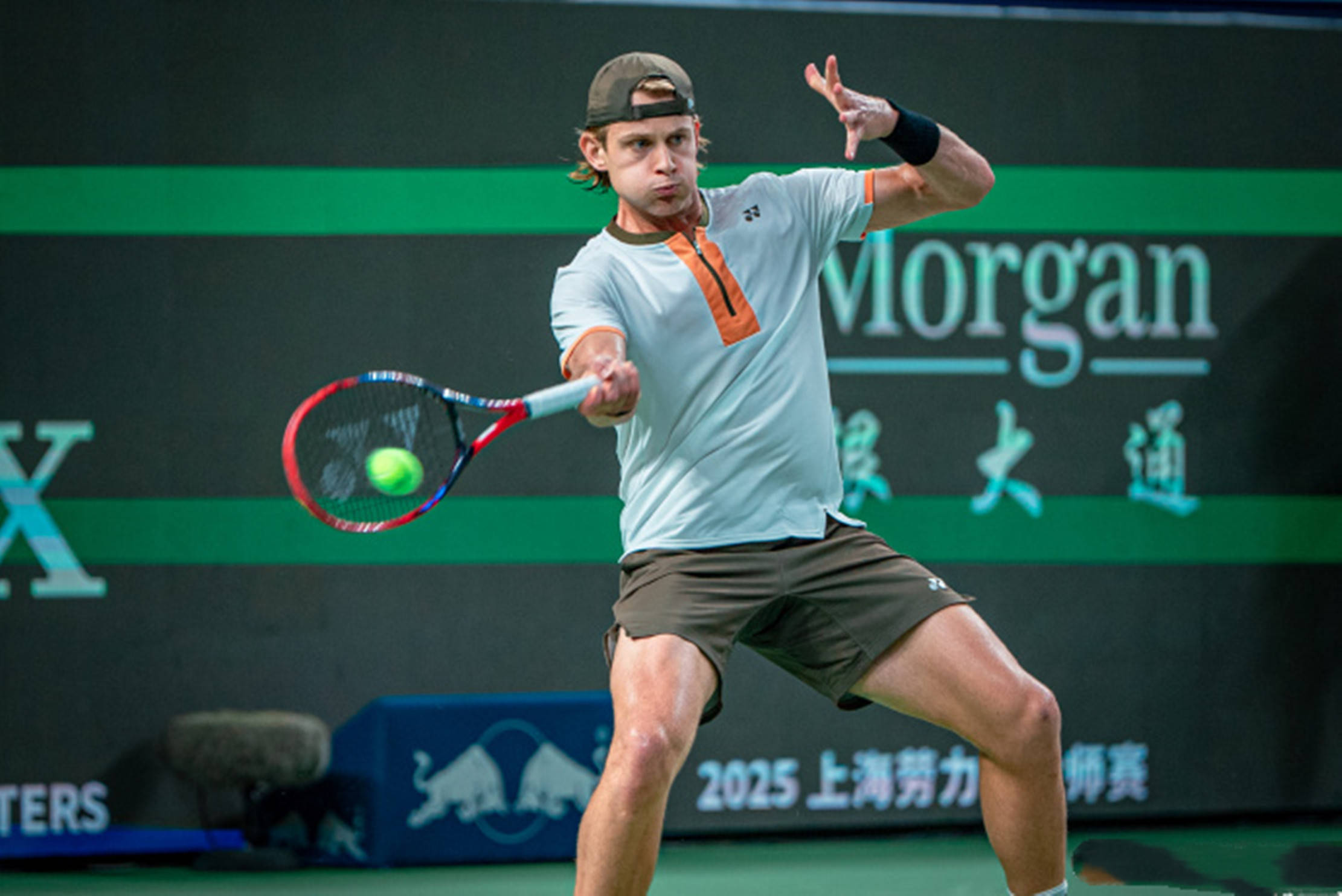 关于英国网球队鏖战美国网球队，德约科维奇打破历史纪录的信息