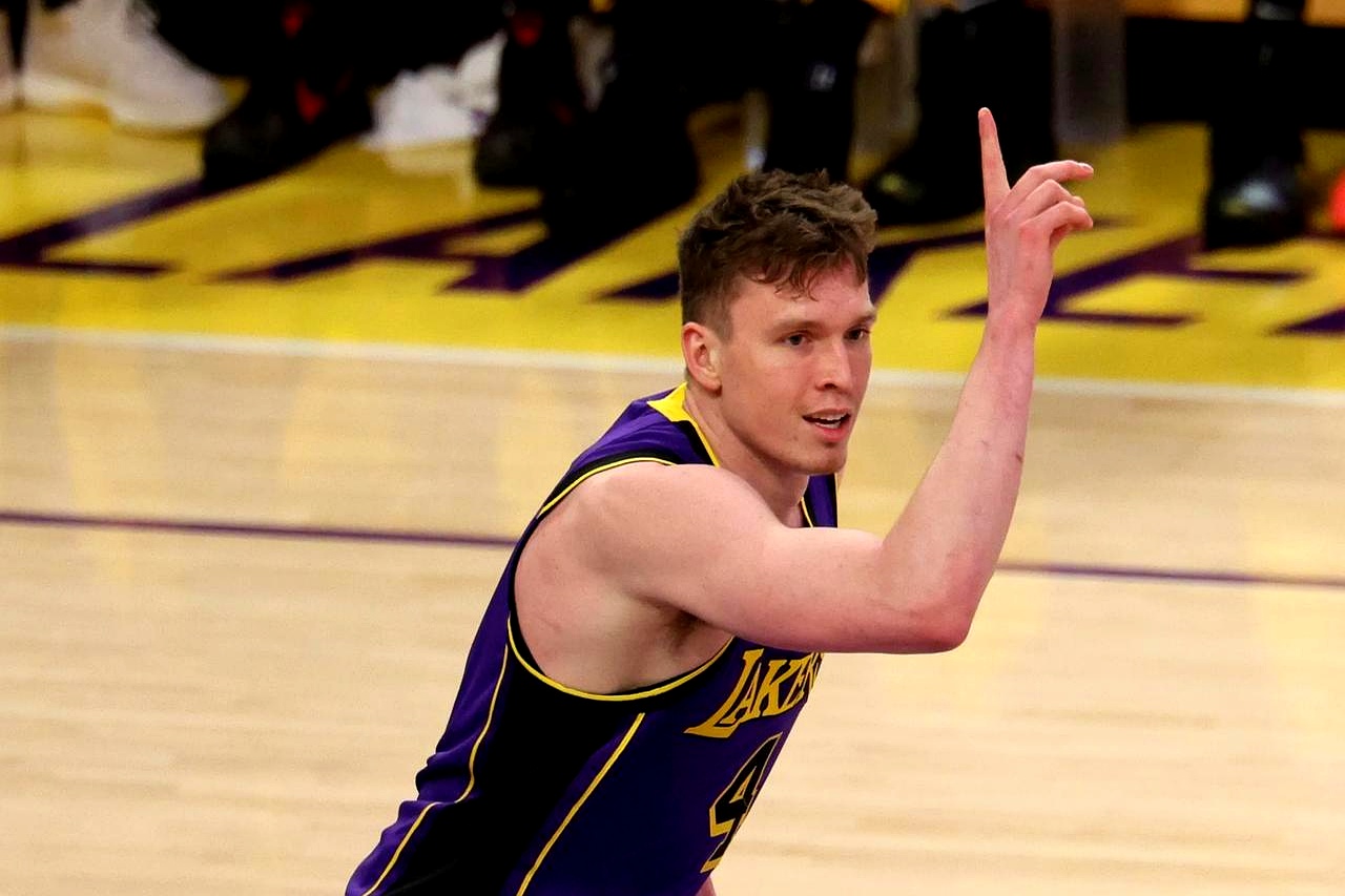 克里特在欧锦赛资格赛中展现拼搏精神，成功晋级