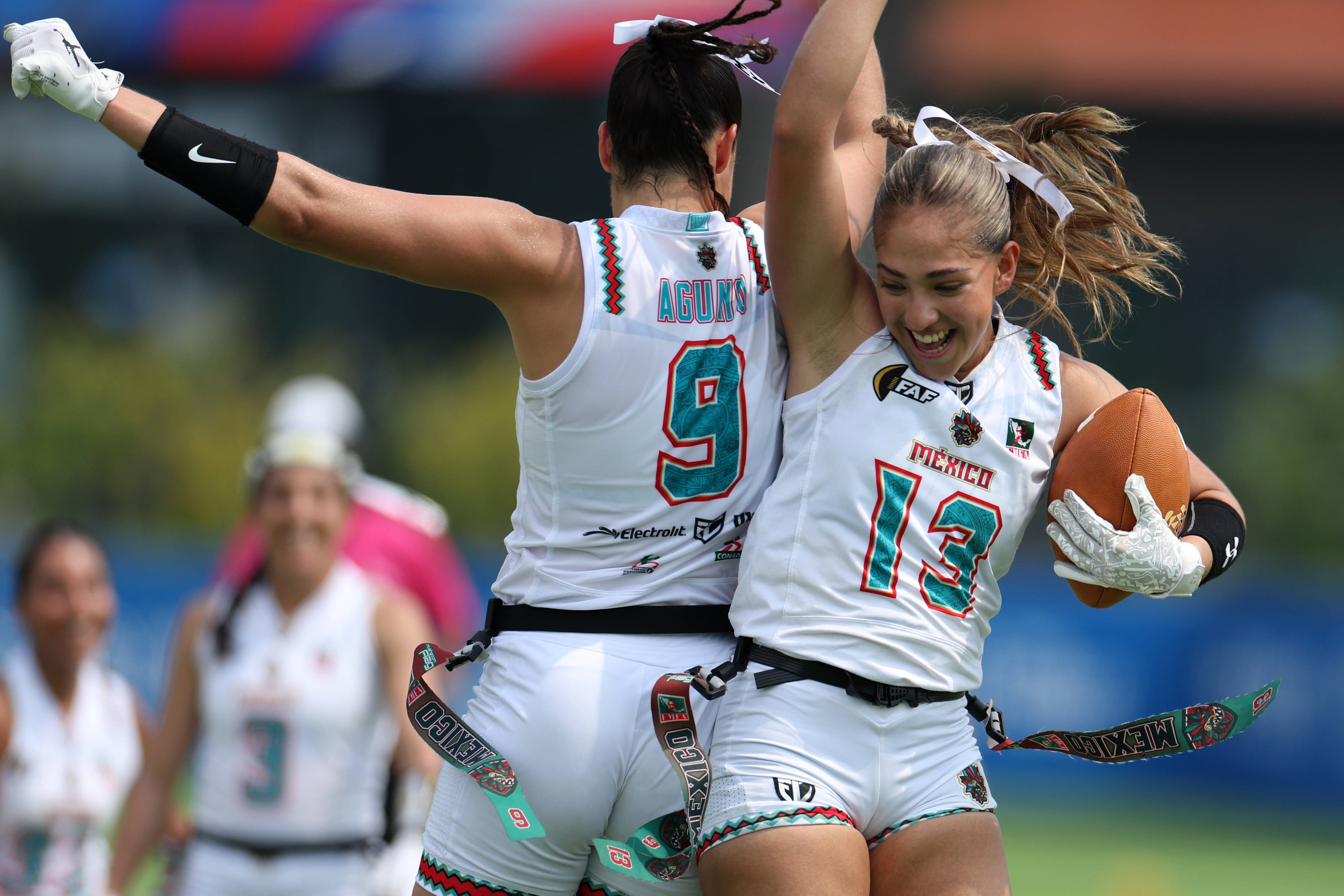 墨西哥女足队员展现出色技术的简单介绍