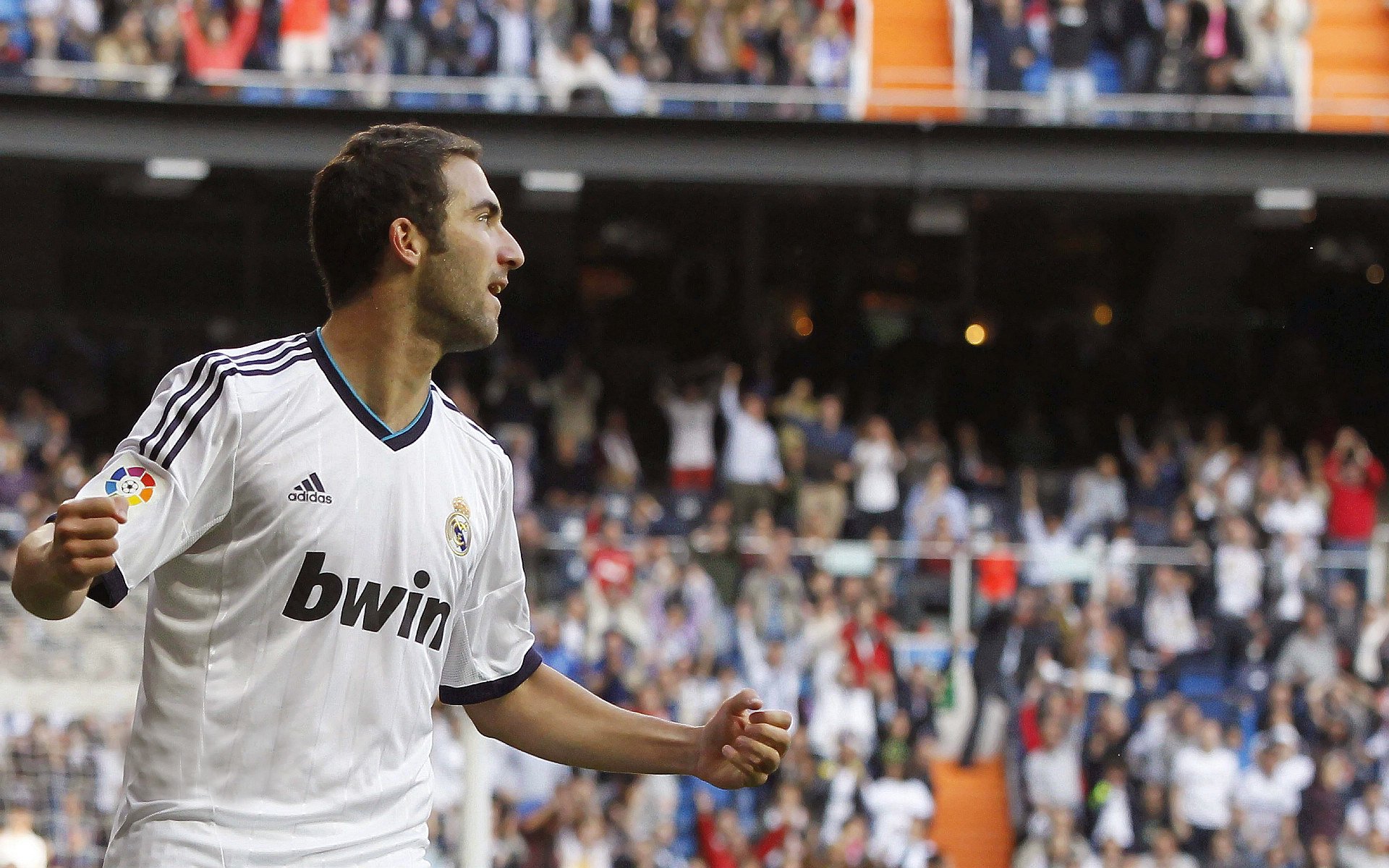 黄喜灿连续破门拉开差距，波兰鏖战切尔西的战术启示